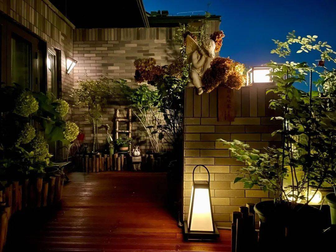 puercopibill's tweet photo. Got an old mason jar lying around  Turn it into a solar fairy lantern in 3 steps! Glue solar lights, add fake moss, hang it—now your balcony glows at night. Zero fancy tools needed! https://t.co/rra5UlTS9u