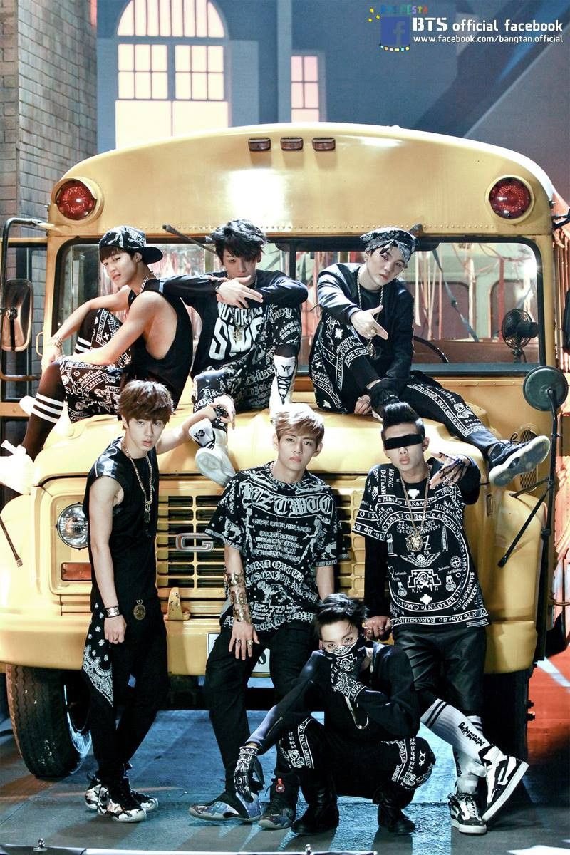 MamadeTang's tweet photo. 13 años de esfuerzo, amor y lucha. 

En su primer año nos invitaban a pensar cuál era nuestro sueño y si en verdad estábamos haciendo lo que queríamos. Fueron diferentes desde el inicio. 

Muy orgullosa de Jin, Yoongi, J Hope, Namjoon, Tae, Jimin y JK! Los amo! #BTS13 https://t.co/LGWVSgImz4