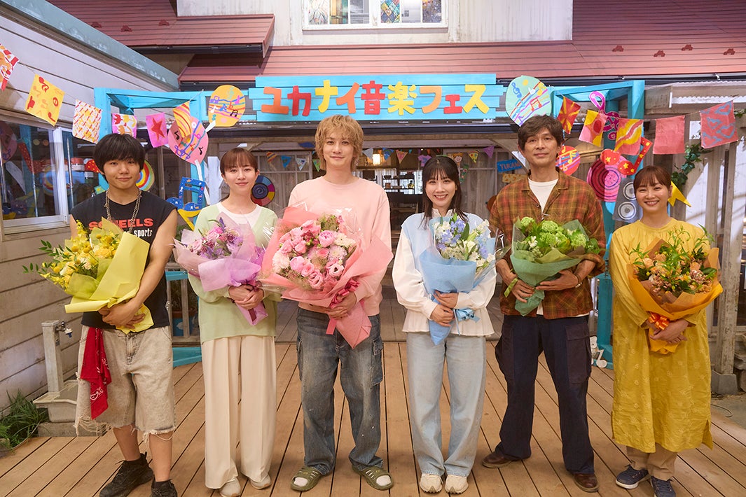 modelpress's tweet photo. ドラマ「タツキ先生は甘すぎる！」
キャスト全員一斉クランクアップ💐

町田啓太 、感極まる
「現場で涙を流すなんて初めて」
https://t.co/SE4zCMSe1o

まず子どもたちが1人1人、3ヶ月間の思いをスピーチ。涙しながら感謝を伝えるその純粋な姿に、見守る大人キャスト陣も思わずもらい泣きした。 https://t.co/DyupX1UIxt