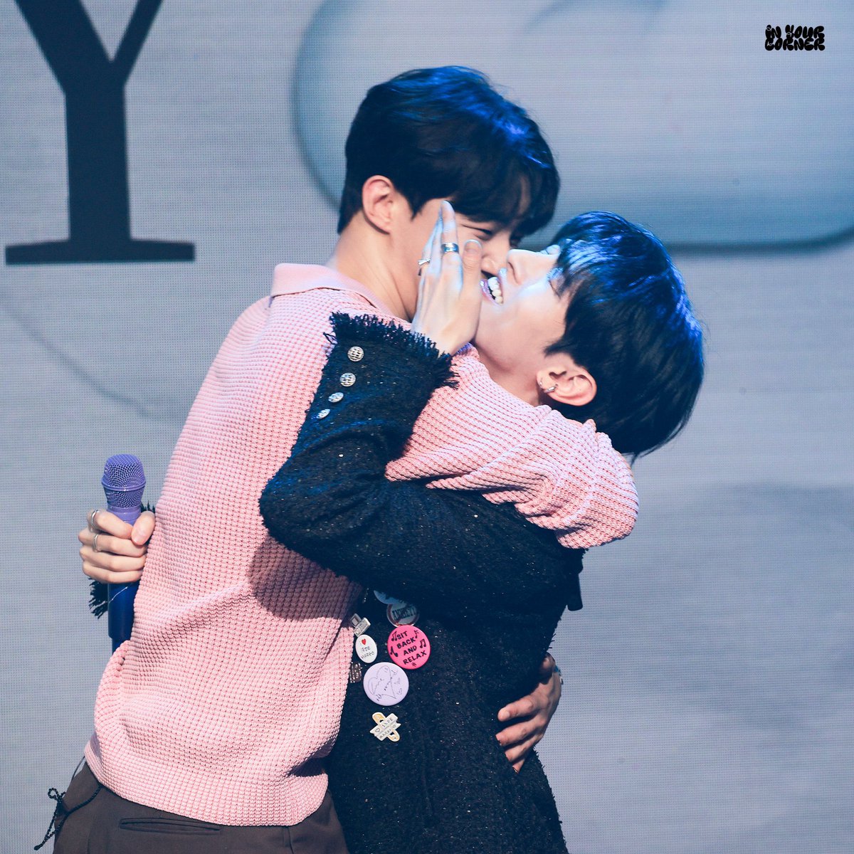 nnsiciew's tweet photo. 연상 수많은 남정네들이랑 같이 있는 거 봤지만 연하 옆에 있으면 유독 마르고 작아 보임.. https://t.co/kP4tuUJS1m