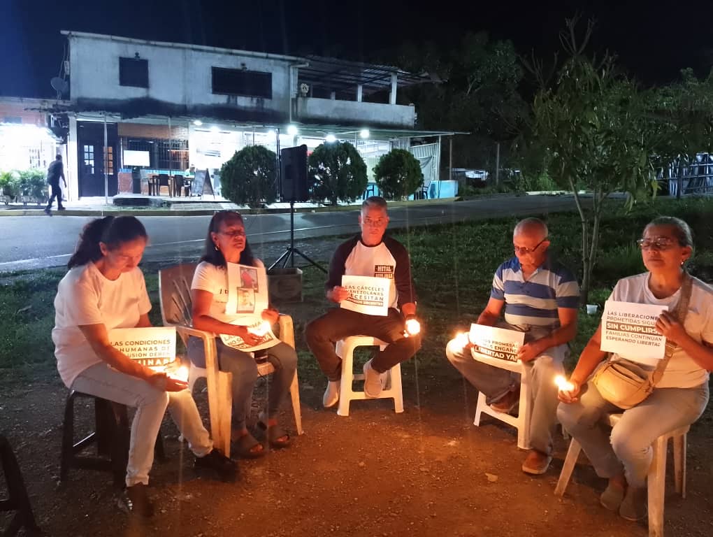 clippve's tweet photo. VIGILIA | Hoy se cumplen 154 días de vigilia en El Rodeo I.
🔹154 días exigiendo justicia.
🔹154 días reclamando el cumplimiento de las excarcelaciones prometidas. 
🔹154 días durmiendo a la intemperie.
🔹154 días desde que El Rodeo I se convirtió en un bastión de resistencia.

Las familias afirman que no se rendirán y que seguirán exigiendo la liberación de todas las personas presas por motivos políticos. Muchas de ellas han sido torturadas y sometidas a tratos injustos, además de enfrentar juicios que carecen de transparencia.

Seguimos exigiendo que el Estado cumpla con su deber y que no prolongue más el sufrimiento de las víctimas.

¡Justicia y libertad!

#QueSeanTodos