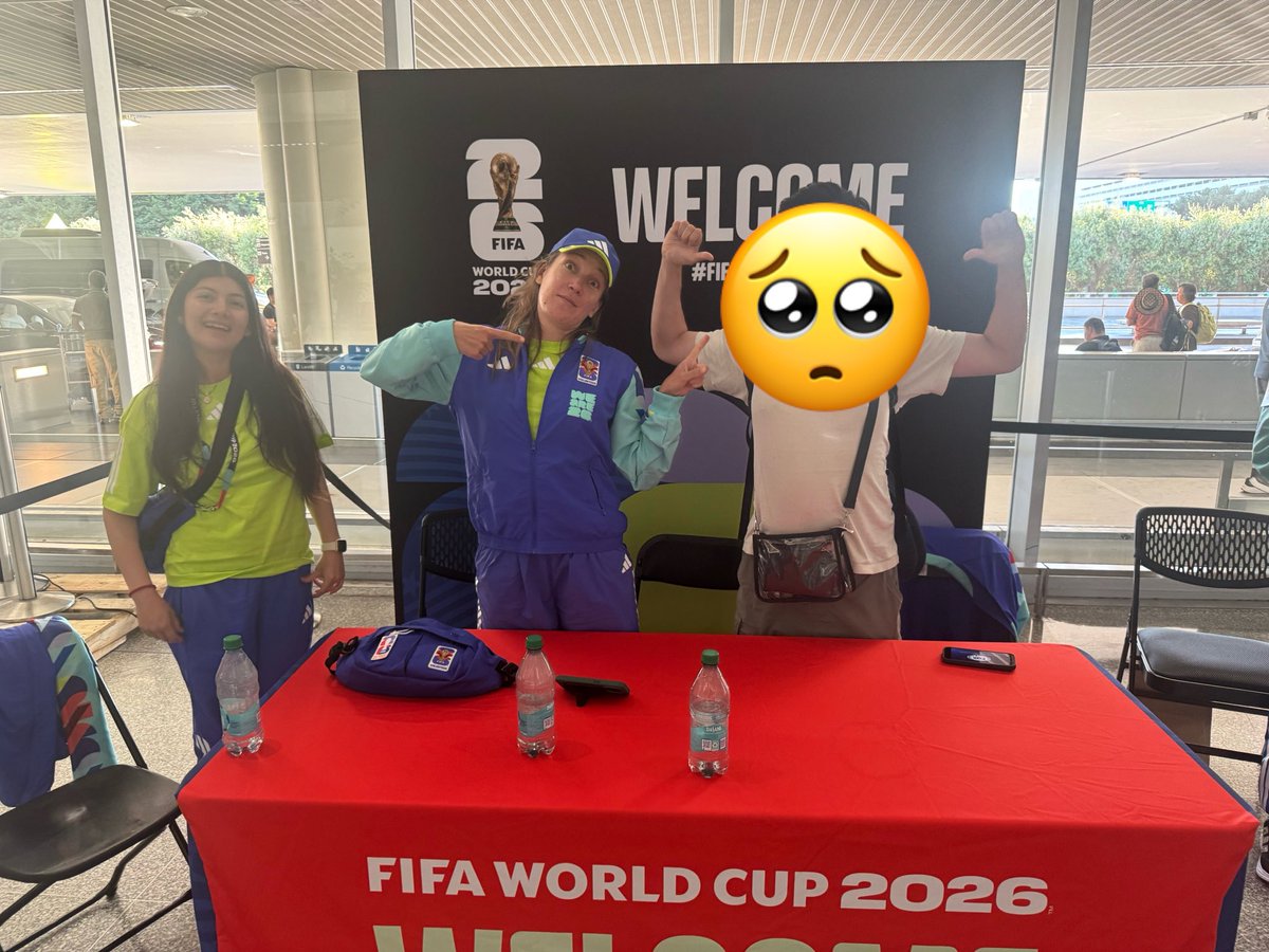 dddaisuke31's tweet photo. アメリカ入国審査時のやりとり@サンフランシスコ空港。到着エリアには小さいワールドカップのブースがあった。 https://t.co/1RhmoWINlI