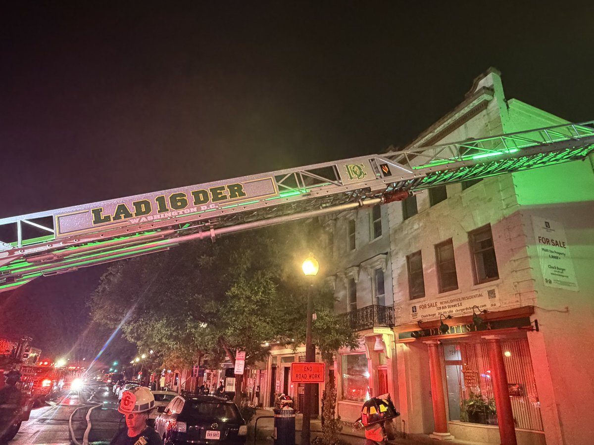 RandomstuffA2Z's tweet photo. 💥 DC Fire update: 2-alarm blaze on 8th Street SE. Firefighter injured and taken to hospital. Crews making progress with ventilation.
#WashingtonDC #FireUpdate https://t.co/zARLzsv8ky
