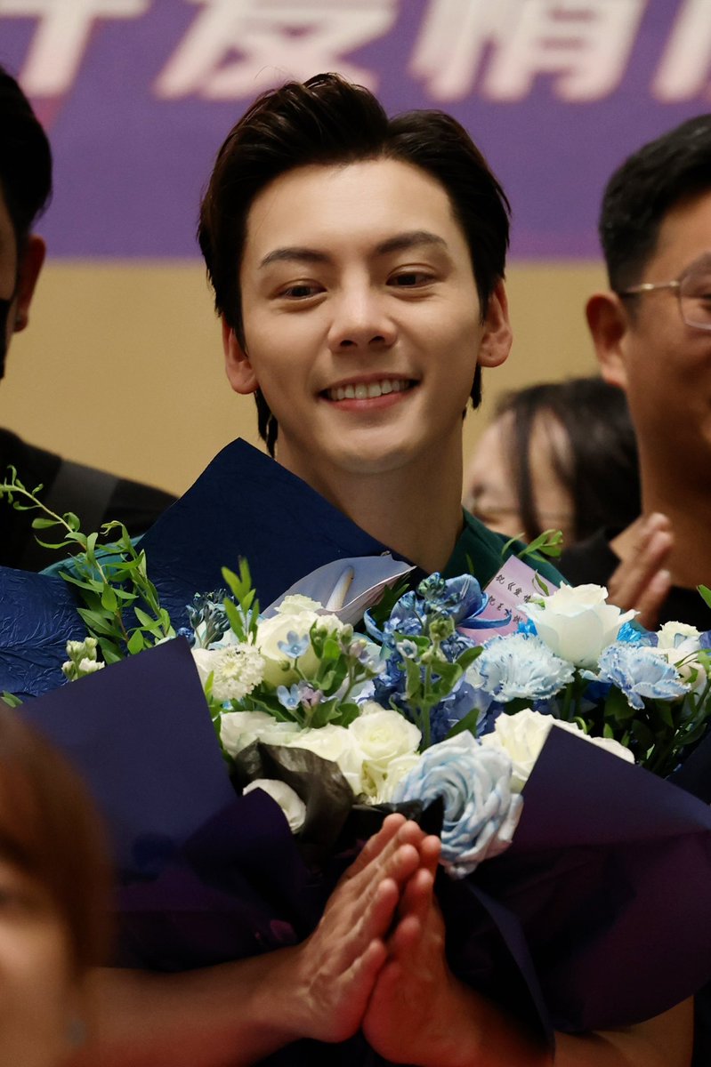 Meayjee's tweet photo. 2026-6-12 陈伟霆粉丝后援会 อัปเดต
📸 ภาพบรรยากาศจากวันปิดกล้องซีรีส์ #爱情慢慢 ของ #WilliamChan #เฉินเหว่ยถิง เมื่อวันที่ 7 มิถุนายน ถูกปล่อยออกมาให้แฟน ๆ ได้ชมกันแล้ว

งานนี้แฟนคลับต่างเอ็นดูไม่ไหว เพราะเฮียถิงทั้งเป็นกันเองและใส่ใจแฟน ๆ สมกับแฮชแท็กที่กำลังถูกพูดถึงว่า “เมนฉันติดแฟนคลับเกินไปทำยังไงดี” ❤️

อีกหนึ่งเรื่องที่สร้างความฮือฮาคือ ระหว่างถ่ายทำ เฉินเหว่ยถิงมีน้ำหนักเพียง 72 กิโลกรัม เพื่อให้เหมาะกับบทบาท “หมอหวังจื้อเฉิง” ซึ่งทำให้ลุคในเรื่องดูสุขุม หล่อเนี้ยบ และมีเสน่ห์เฉพาะตัวมากขึ้น

ตอนนี้ซีรีส์ปิดกล้องเรียบร้อยแล้ว เหลือเพียงรอวันออนแอร์อย่างเป็นทางการ แฟน ๆ ต่างตั้งตารอที่จะได้พบกับ หมอหวังจื้อเฉิง บนหน้าจอในเร็ว ๆ นี้ 🌹

#LoveKillsSlowly
#陈伟霆 #WilliamChan #เฉินเหว่ยถิง #爱情慢慢 #WilliamChanFanClubTH #เฉินเหว่ยถิงแฟนคลับ #陈伟霆超话 #ChenWeiTing #วิลเลียมชาน