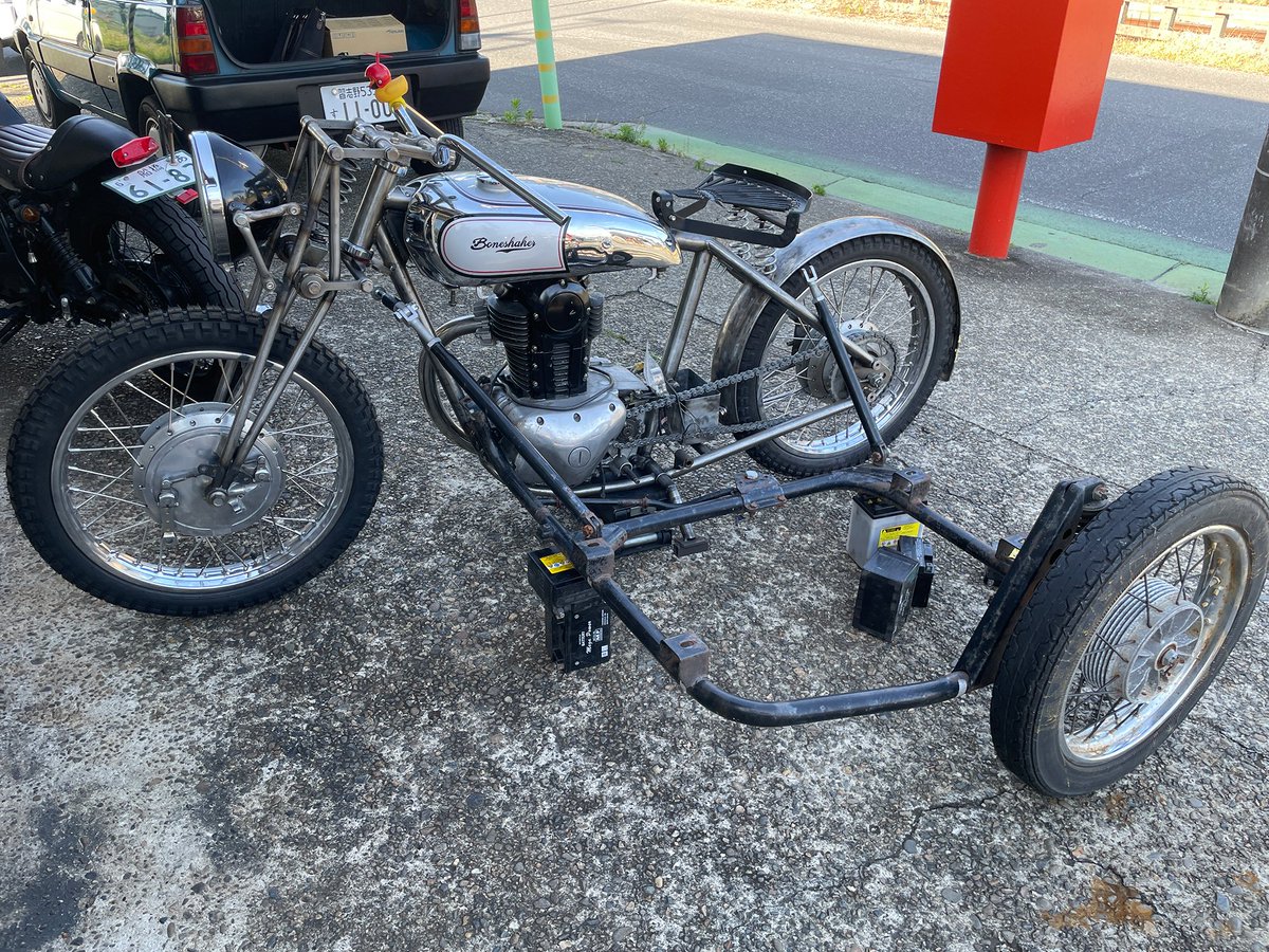 _boneshaker's tweet photo. フレーム塗装しようと思ってたらアレだ、サイドカーの接続部分のマウント溶接が先だったのに気付く。野生に還っていたSCフレームを引っ張り出して現状の車両にあてがってみる、車両フレームは接続を考慮してごん太仕様、強度は問題ないので後は力学的（適当）にSCの位置を微調整。

完成は遠い。 https://t.co/TqlVuQoji3