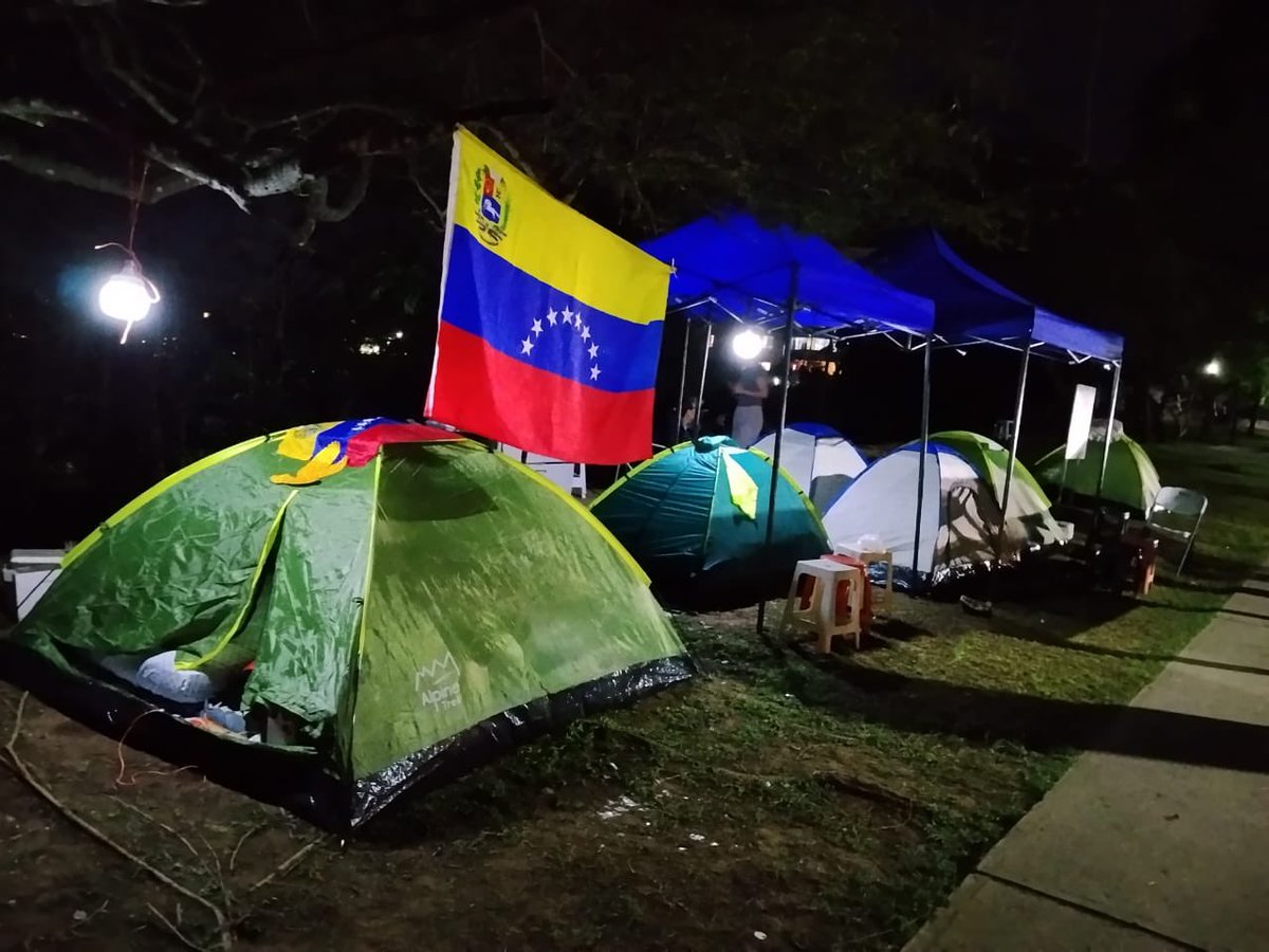marygoicetty's tweet photo. La familia es la piedra angular de la lucha por la libertad de los presos políticos Civiles y Militares. 

📌Son las madres que no dejan de exigir justicia para sus hijos. Son los padres que convierten el dolor en fortaleza. Son las esposas, esposos, hijos y hermanos que se niegan a que el silencio y el olvido se impongan sobre la verdad.

Hoy, frente a la Embajada de los Estados Unidos en Caracas, vemos el rostro más noble de esta lucha: familias unidas por el amor, la esperanza y la determinación de recuperar a sus seres queridos. @zulimadelvalle @fatimasequea_17 @torreseduardoj @Libertasvzla @XiomaraOrtizr16