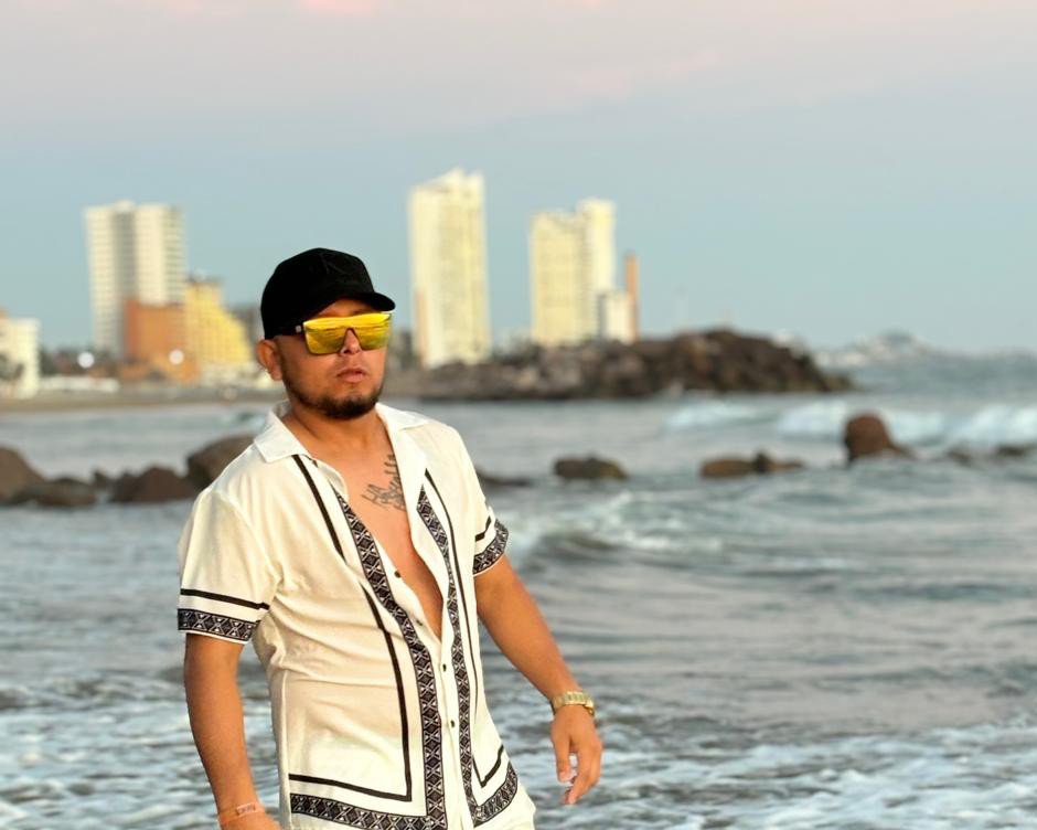 Alex tweet media