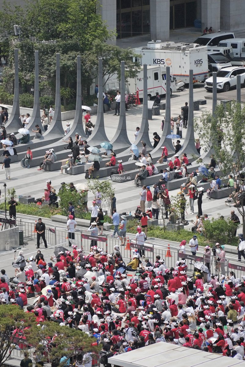 seoul_4k's tweet photo. 광화문광장을 가득 메운 월드컵 거리응원 🇰🇷
World Cup Street Cheering Fills Gwanghwamun Square
#월드컵 #월드컵응원 #광화문광장 #worldcup2026 #reddevil https://t.co/7N6e2x1QJe