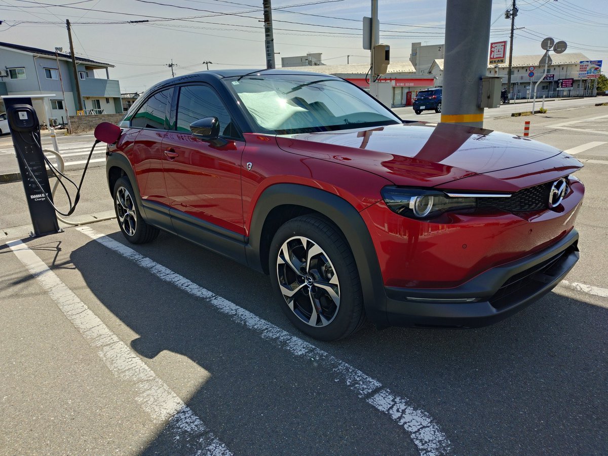 white_stone_rs's tweet photo. お疲れ様です。先日新型CX-5試乗の際に、1年、航続距離を守った、
(月1000km)相棒のRotary-EVの車両価値を見てもらったら…、なんと、
356万え〜んでした。
リセールはあまり気にしてないけど、EVでも残価55%守っているならこのぐらいかな?まだ売る気はないです。
#MX30 #RotaryEV #残価クレジット https://t.co/Xa9YIIUmqX
