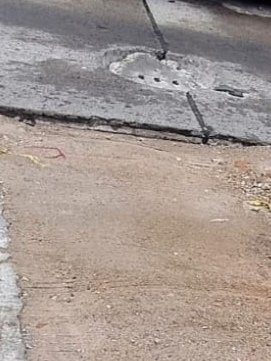 soniagalvan486's tweet photo. @siapagdl Otra vez yo con el mismo reporte y nuevo accidente, ya no sabemos si cerrar mejor la calle, no queremos levantarnos con un 💀 después de las caídas que se dan https://t.co/CQQzhTcsCp