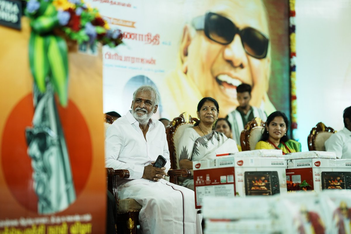 PriyarajanDMK's tweet photo. புத்தெழுச்சி-12

முத்தமிழறிஞர் கலைஞர் அவர்களின் 103வது பிறந்தநாளை முன்னிட்டு, மாவட்ட மகளிரணி மற்றும் தொண்டரணி சார்பில் நடைபெற்ற மாபெரும் நிகழ்ச்சியில் சென்னை கிழக்கு மாவட்டத்திற்கு உட்பட்ட அனைத்து மகளிரணி - மகளிர் தொண்டரணி நிர்வாகிகள் 900 நபர்களுக்கு பரிசுப் பொருட்களை கிழக்கு மாவட்ட செயலாளர் அண்ணன் திரு. @PKSekarbabu  அவர்கள் முன்னிலையில், கழக துணை பொதுச்செயலாளர் அக்கா திருமிகு. @KanimozhiDMK அவர்கள் மற்றும் கழக மாணவரணிச் செயலாளர் ஈரோடு வீரமணி ஆகியோர் பங்கேற்று வழங்கி சிறப்புரையாற்றினர்.