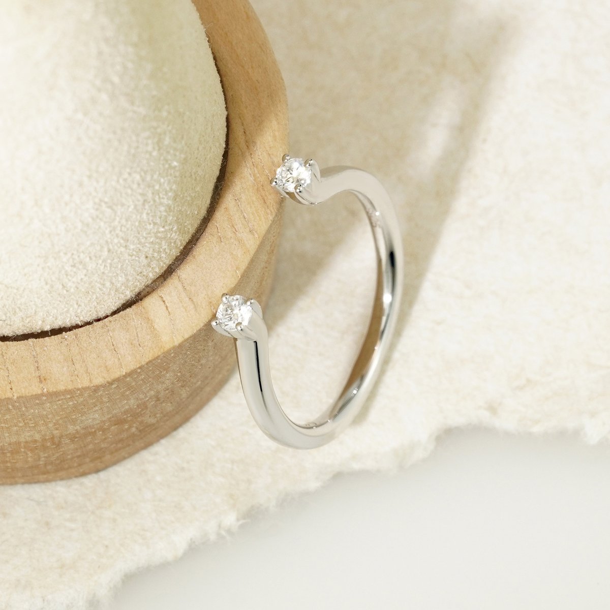 love_rings's tweet photo. デュオソリテール オープンリング R68H26112-W

緩やかな曲線を描くオープンデザインの両端に、ひと粒ずつラウンドストーンをあしらった、モダンで洗練されたリング。
指にそっと巻き付くような軽やかなフォルムが、抜け感のある美しいシルエットを生み出します。
向かい合う二つの輝きは、まるで互いを引き立て合うように絶妙なバランスで配置され、シンプルながらも印象的な存在感を演出。余白を活かしたミニマルなデザインは、指先をすっきりと長く見せ、上品で現代的な雰囲気を添えてくれます。
一本で洗練されたスタイルを完成させるのはもちろん、他のリングとの重ね着けにも合わせやすく、日常使いから特別な日まで幅広いシーンで活躍するアイテムです。

仕様
アームサイズ：幅2ｍｍ、厚み1.7ｍｍ

https://t.co/0gy5lwA901

#オーダーメイドジュエリー武田
#デュオソリテール
#オープンリング
#リング