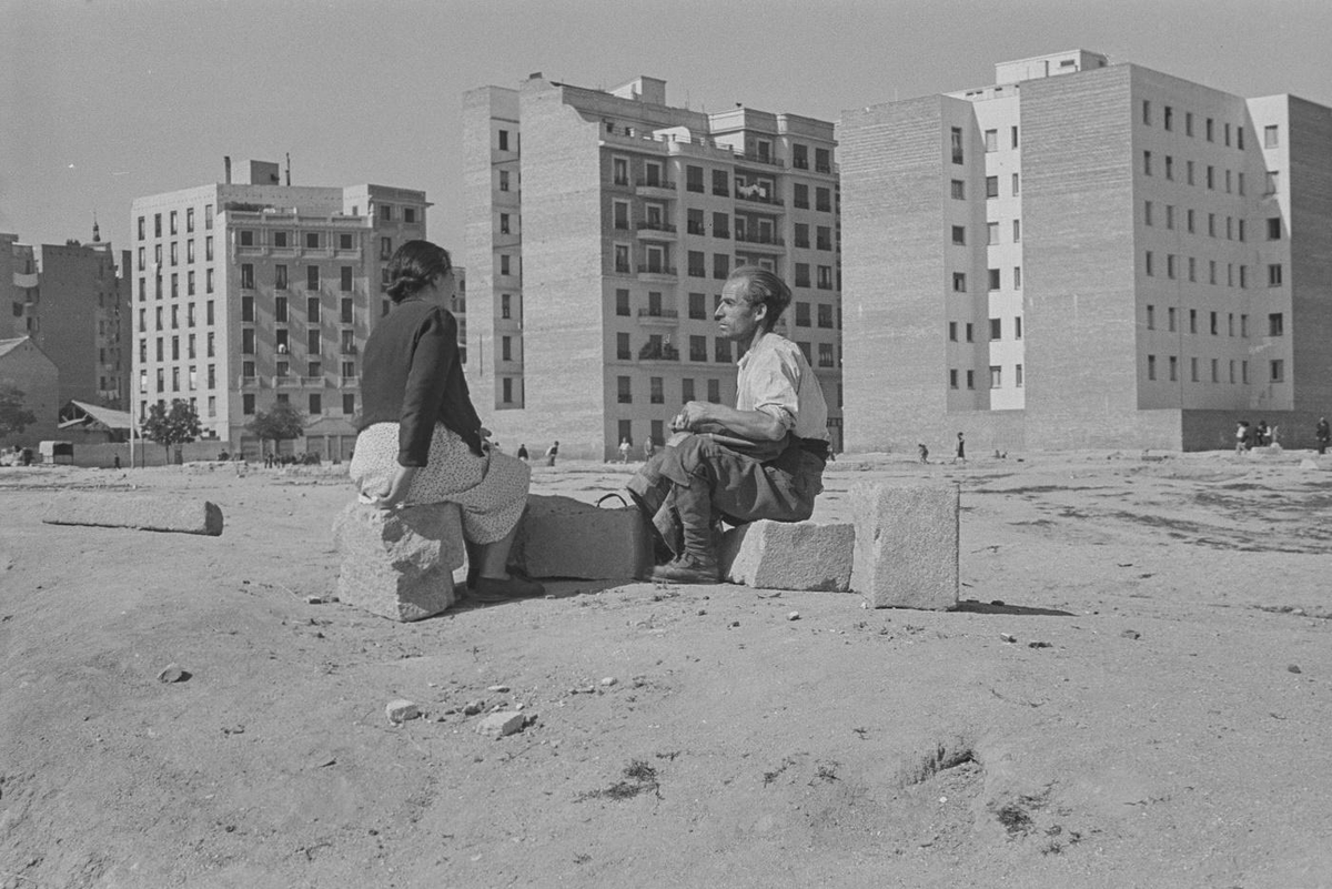 mixdevil66's tweet photo. «Madrid en construcción, 1940-1985». Del 18 junio-22 sept. Complejo El Águila.  A través de la cámara de  Pando Barrero, Otto Wunderlich o Santos Yubero, descubrimos instantáneas que entrelazan el campo y el asfalto en un paisaje vivo.
https://t.co/CpdS3YbZr7 https://t.co/N683sUNzk7