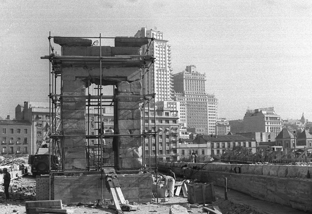 mixdevil66's tweet photo. «Madrid en construcción, 1940-1985». Del 18 junio-22 sept. Complejo El Águila.  A través de la cámara de  Pando Barrero, Otto Wunderlich o Santos Yubero, descubrimos instantáneas que entrelazan el campo y el asfalto en un paisaje vivo.
https://t.co/CpdS3YbZr7 https://t.co/N683sUNzk7