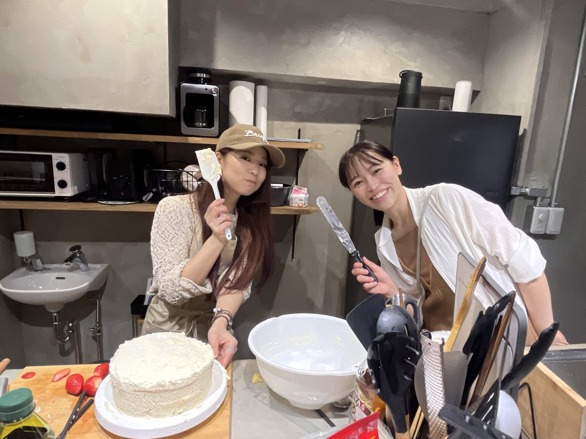 Koichiro34's tweet photo. 佐治食堂in東京
自分の誕生日ケーキを自分で作る企画大成功！
クリーム塗りが苦手すぎてそこは女子2名にやってもらいました。それも大正解（笑）
今年のテーマの一つ
全部自分でやろうとしない！w
今日は2日目。楽しみー
#コロム https://t.co/us6HEmy14Q