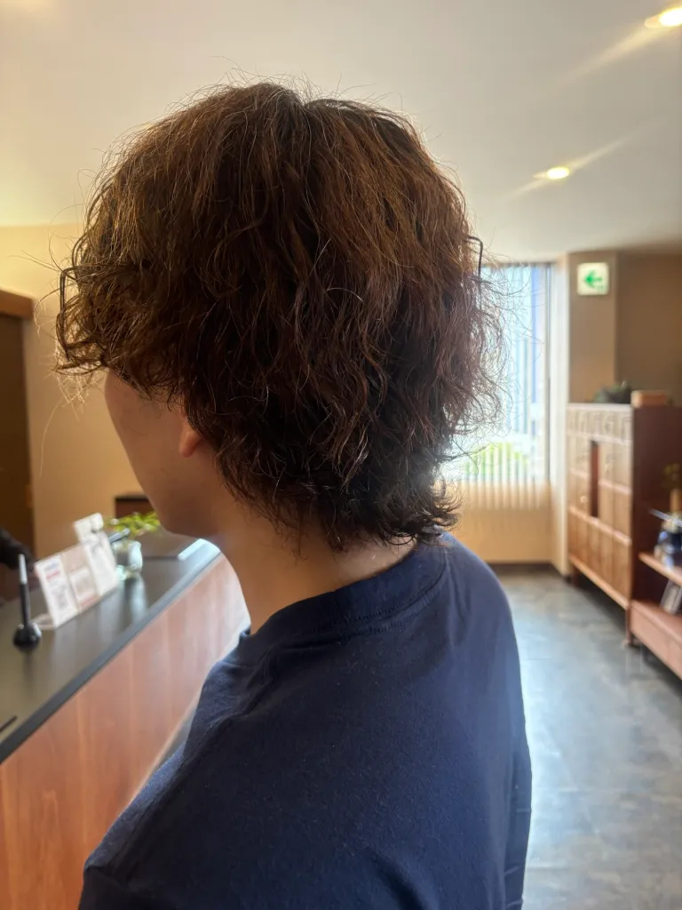 affetto_info's tweet photo. パーマをする為に頑張って伸ばしてくださった髪にパーマをON

元々は直毛さんです！
髪の毛にあった薬剤を選定します！

私の中でのポイントはこの絶妙な緩さ◎
特に今日は何もつけないで！とのことでしたので何もつけなかったですが、オススメはムースです♪

是非チャレンジを^ ^

affetto　倉俣 https://t.co/sxdojqNIwZ