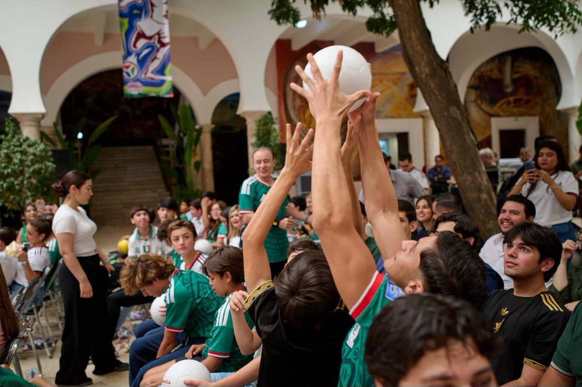 AlfonsoDurazo's tweet photo. ¡Gran debut de nuestra Selección mexicana en el Mundial!

En Sonora vivimos el juego con emoción, unidad y mucho orgullo, acompañados por jóvenes deportistas sonorenses.

Reconocemos el talento sonorense que hoy representa a México en la máxima fiesta del futbol. https://t.co/YJjd1wn0AH