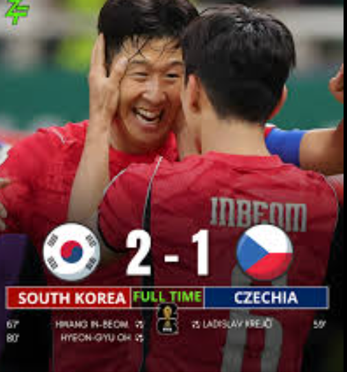 Global__World's tweet photo. Full-time!
๐ฐ๐ท South Korea defeats ๐จ๐ฟ Czechia 2โ1 in Group A.
Goals: Krejci 59โ (Czechia), Hwang In-Beom 67โ, Oh Hyeon-Gyu 80โ (South Korea).
A dramatic FIFA World Cup 2026 opener in Guadalajara! โฝ๐ฅ
#WorldCup2026 #SouthKorea #Czechia #FIFAWorldCup #FinalScore https://t.co/VpUpfypDxK