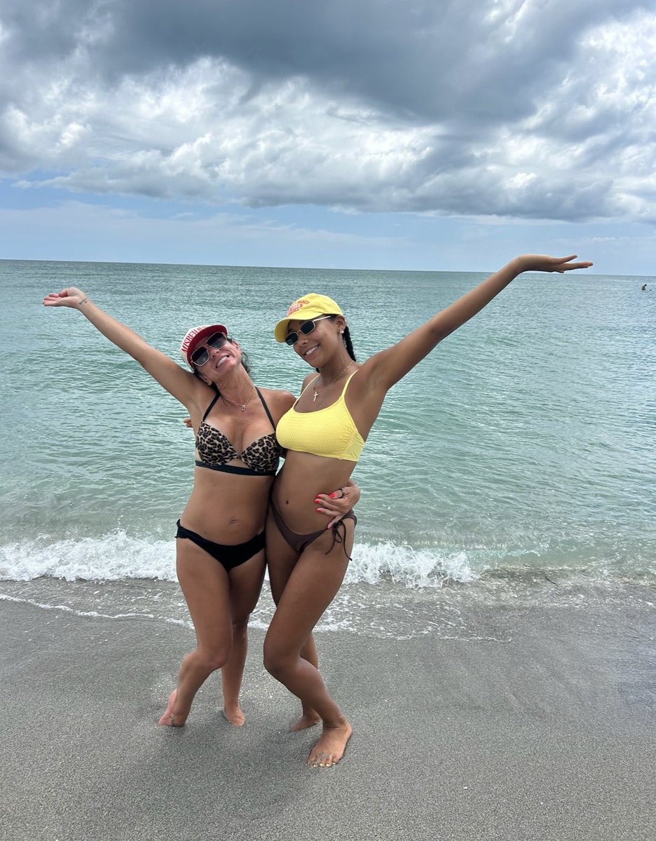 MSippyQueen's tweet photo. #beaching https://t.co/wS6WzMayut