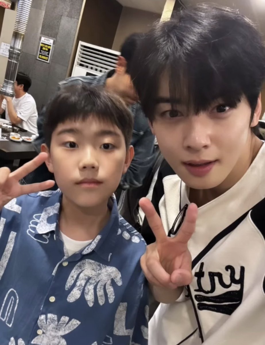 happy_young0330's tweet photo. 동미니 곰신 D-229🥿

으누야으누야
원더풀스 쫑파티 사진들을 보는데 아이들과 함께 있는 은우의 모습에서 특유의 다정함이 고스란히 느껴져서 나도 모르게 베시시 웃음이 났어 아이들 곁에 있는 모습 그 자체만으로도 은우가 가진 따뜻한 결이 묻어나더라^‿^
한결같이 친절하고 다정한 은우 덕분에 사진을 보는 나까지 참 행복해지는 기분이야 
애기들 보면 말랑해지는 울 동미니 ㅎㅎ
사람을 향한 너의 그 선하고 다정한 마음이 사진마다 배어 있어서 제대로 힐링 받은 것 같아 이렇게 너의 예쁜 순간들을 함께할 수 있어서 참 좋다 ᰔ ᰔᩚ
언제나 한결같은 너의 친절함과 다정함은 보는 사람까지 즐겁고 편안하게 만드는 힘이 있는 것 같아 ᰔ  
늘 다정한 너의 모습이 내게는 큰 선물이야ᰔᩚ

오늘도 잘 지내고 있지?
오래오래은우해 ᰔᩚ 동미니만기다림 🍀🌻🍀

#차은우 #CHAEUNWOO