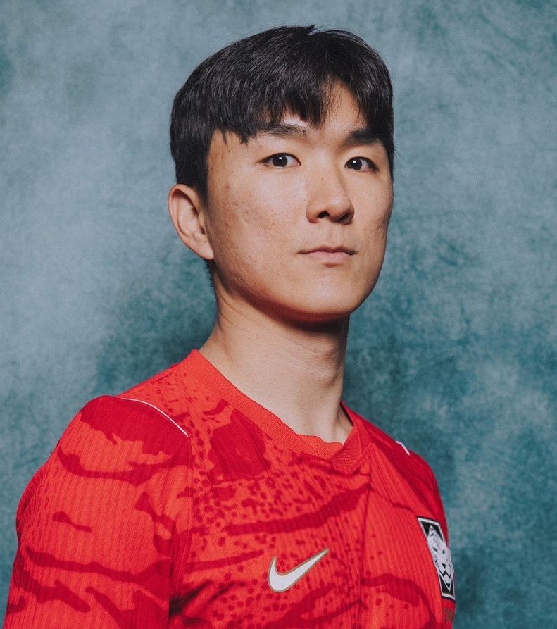 FIFAWCX's tweet photo. 🚨🇰🇷 𝗡𝗘𝗪: In-Beom Hwang's midfield MASTERCLASS vs Czechia.

• 84 minutes played
• 1 goal
• 1 assist
• 93 touches (most)
• 3 defensive contributions
• 4 touches in opposition box
• 2 dribbles
• 9 passes into final third
• 2 interceptions
• 5 recoveries
• 3 duels won https://t.co/OHeQJz6QGr