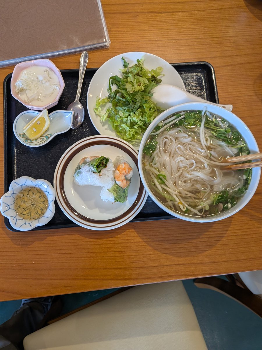 iseguide's tweet photo. 伊勢市「AN NHIENレストラン」で平日のみのセットメニューを食べました。
ベトナム本国で食べたフォーを思いだしました。パクチー食べ放題だったらもうここはホーチミン。生春巻きもグッド。
��ザートのチェーも杏仁風味で初めての味。もっと食べたい。
#ANNHIEN
#アン二エン https://t.co/ccv0e2czPB