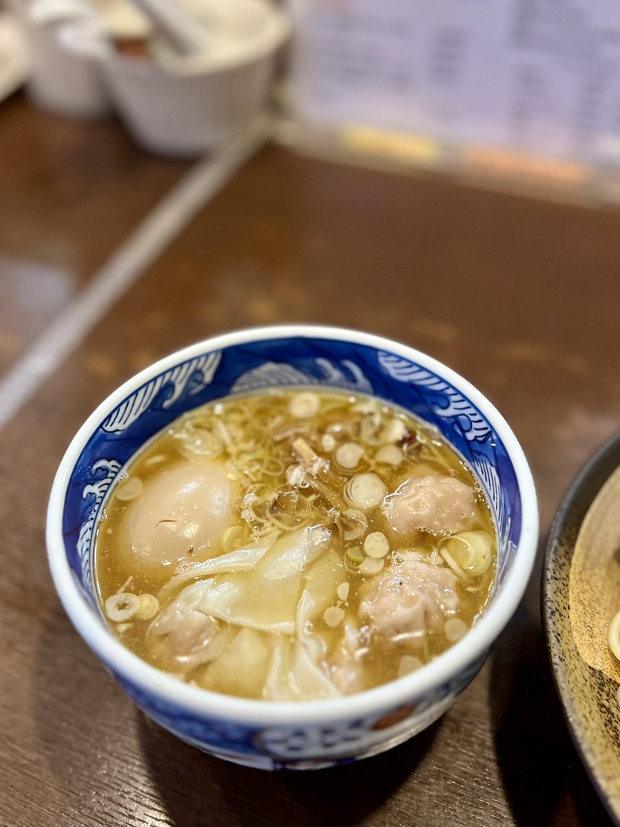 TOSHIOGAMI's tweet photo. 麺屋はやしまる（高円寺）

久しぶりのはやしまるはやはり最高でした

ワンタン４個に味玉。塩1.5玉

神です https://t.co/bxMETo5PbL