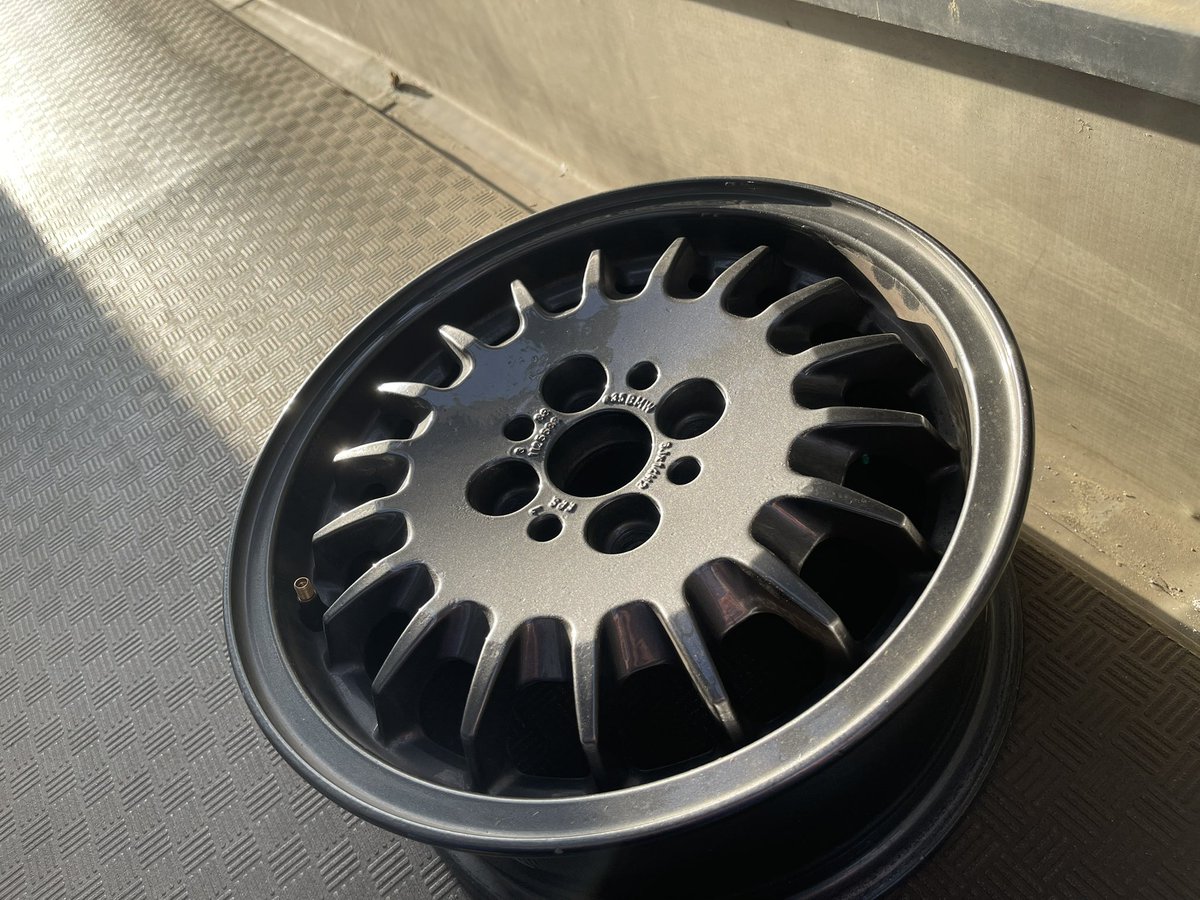 SEIYA_L235S's tweet photo. ホイール売り出し 3万

BMW E30純正ホイールPCD100 4穴 6J+35

ガンメタに再塗装済み、ツヤはありますが下地雑です。足付けはしてあるので簡単には剥がれないです。塗る前の写真しかないですが履かせるとこんな感じです。

埼玉県 志木市から引き取り限定 https://t.co/FufdtKQk9c