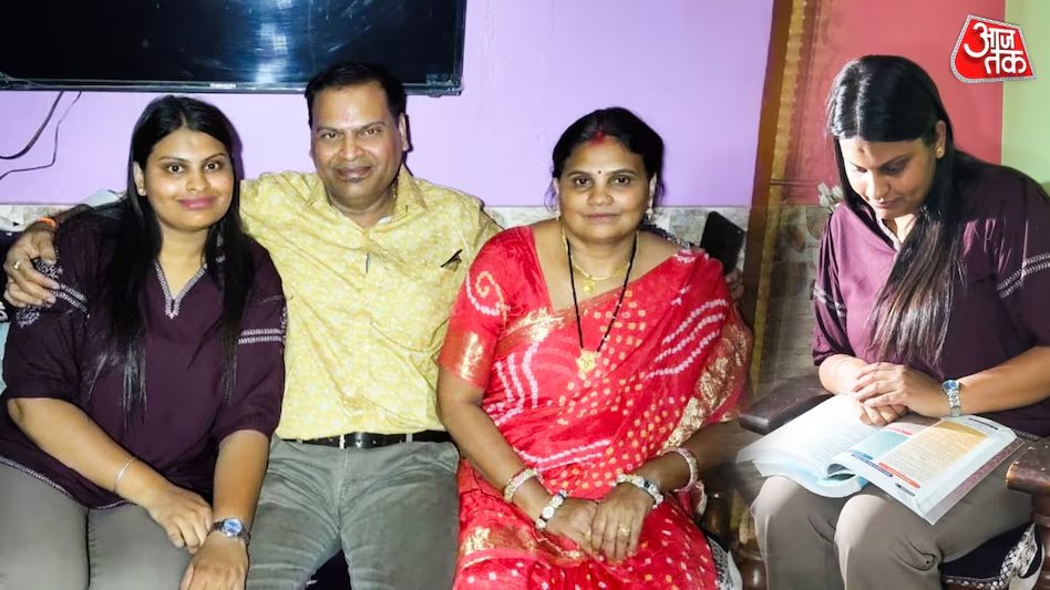 AmanandK's tweet photo. कैसे एक के बाद एक 19 सरकारी विभागों में सेलेक्ट हुई ये 23 साल की पढ़ाकू? जान‍िए पूरा टाइमटेबल  

कठिन संघर्ष और खुद पर अटूट भरोसे की एक अद्भुत मिसाल पेश करते हुए, छत्तीसगढ़ के रायपुर के तिल्दा-नेवरा की रहने वाली 23 वर्षीय चारू पांडे देशभर के सरकारी नौकरी के उम्मीदवारों के लिए एक https://t.co/7AqOlgKZtk