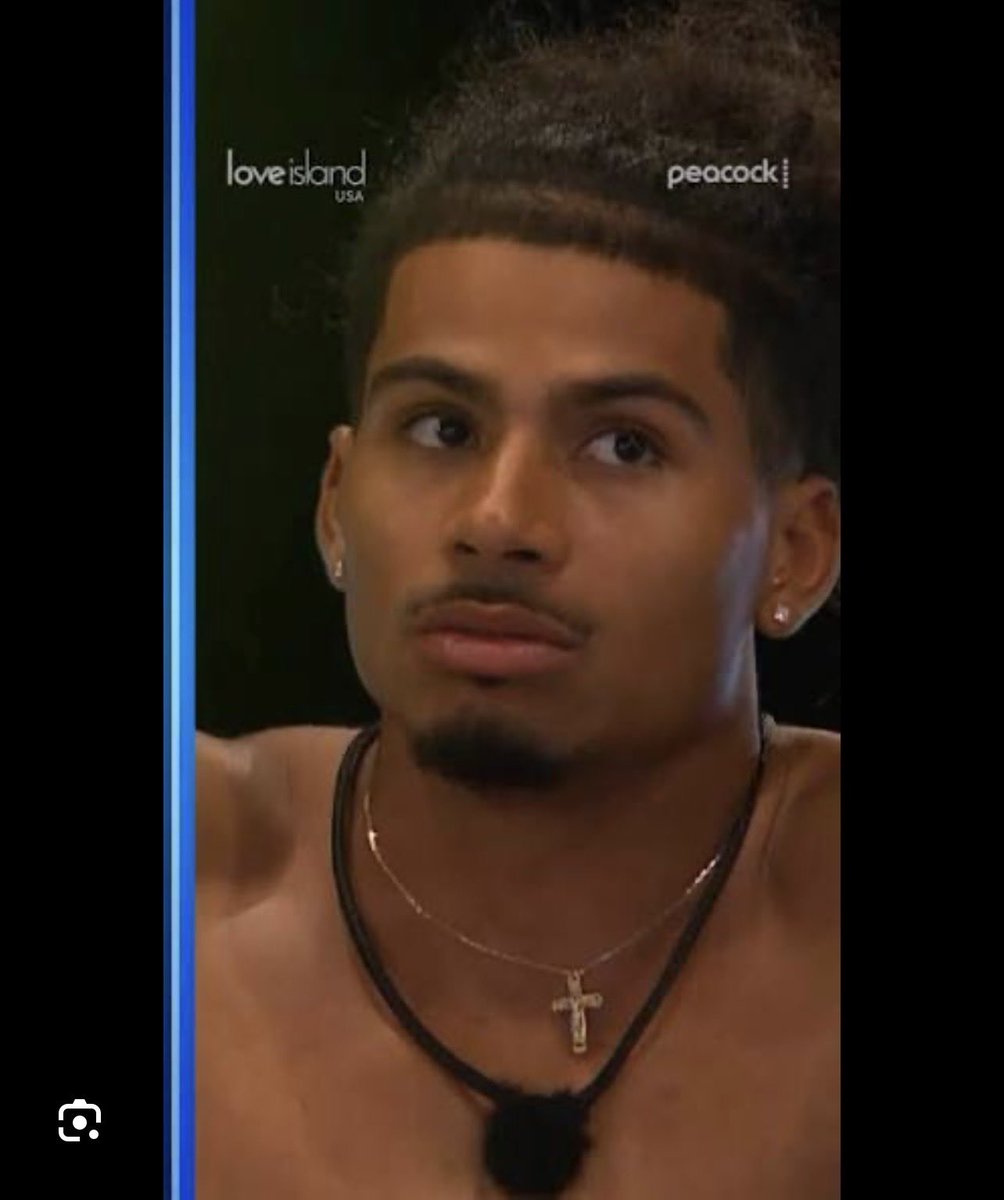 ChloeConAccento's tweet photo. My boyfriend said Sincere looks like Julian Newman and now I can’t unsee it 😭😭😂😂 https://t.co/J34Ly5yQyZ