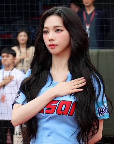 lisrinas's tweet photo. Karina threw out the first pitch for Lotte Giants > they won the game
Karina attends World Cup to support South Korea > they won the match 

She’s not called ‘victory fairy’ for nothing 😭 https://t.co/nSFxTLc4J0