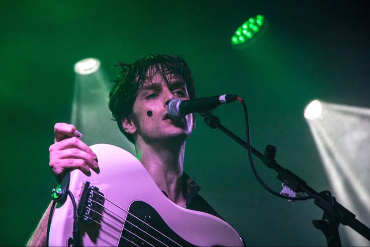 dailyDWeekes's tweet photo. vampyres probably love him look at his NECKKK https://t.co/KXhiRFXzXl