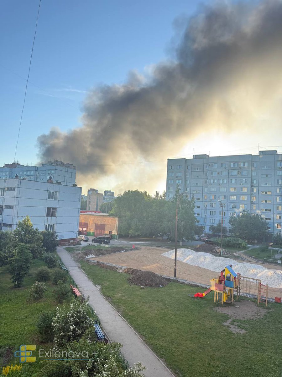 VNemoj's tweet photo. Долетают, и Гойдит!

«Дроны ЗСУ💪🇺🇦 атаковали ООО «Тольяттикаучук» - одно из самых крупных предприятий нефтехимического комплекса Самарской области, ведет свою историю с 1961 года. С 2019 года предприятие входит в Группу «Татнефть». https://t.co/LWjwLcikio