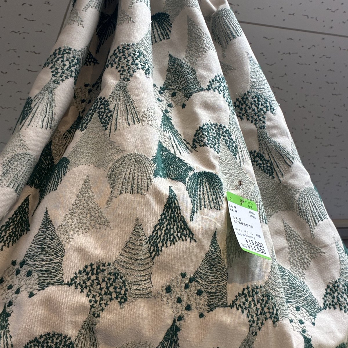 otsukayanetshop's tweet photo. 大塚屋車道本店2階にて点と線模様製作所様の素敵な刺繍生地の取り扱いを始めました。
ふっくらと立体感のある刺繍生地は、柄の細部まで立体感やぬくもりが感じられ、他にはない世界観の生地となっております。 
ワンランク上の刺繡生地をこの機会にぜひ♪ https://t.co/W1dlrfSqvg