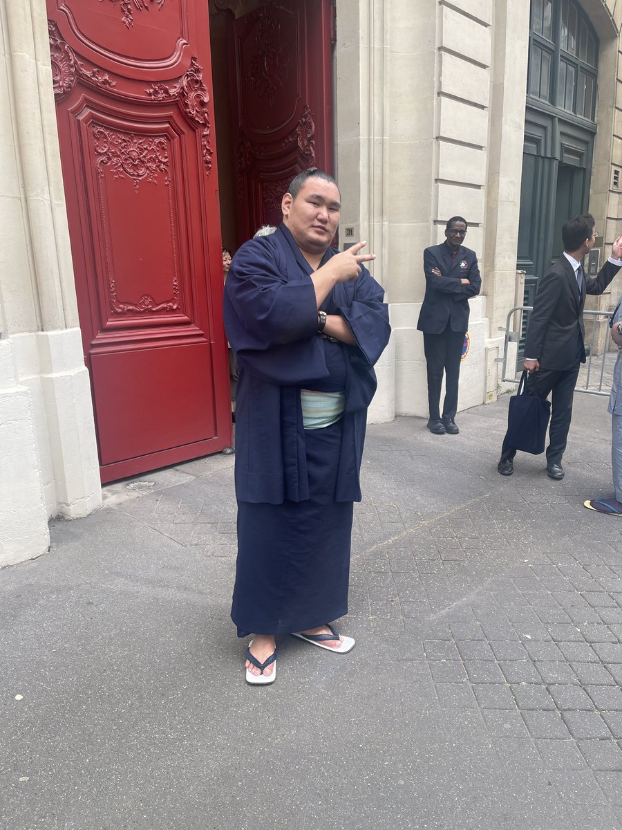 sumokyokai's tweet photo. 【大相撲パリ公演🇫🇷】
横綱 豊昇龍と横綱 大の里
エッフェル塔へ向かう前の街中にて

#sumo #相撲 #パリ公演 #Paris https://t.co/M8600Twc7C