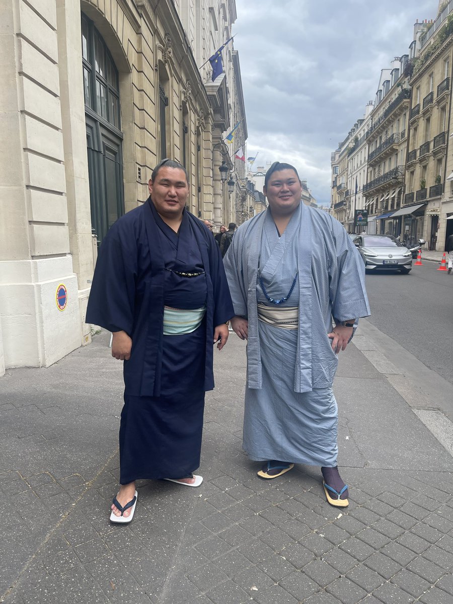 sumokyokai's tweet photo. 【大相撲パリ公演🇫🇷】
横綱 豊昇龍と横綱 大の里
エッフェル塔へ向かう前の街中にて

#sumo #相撲 #パリ公演 #Paris https://t.co/M8600Twc7C