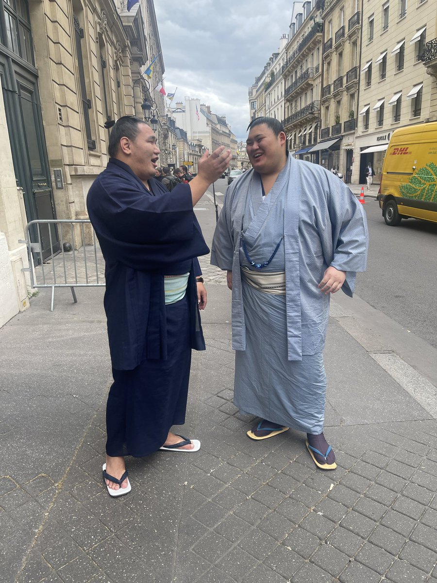 sumokyokai's tweet photo. 【大相撲パリ公演🇫🇷】
横綱 豊昇龍と横綱 大の里
エッフェル塔へ向かう前の街中にて

#sumo #相撲 #パリ公演 #Paris https://t.co/M8600Twc7C