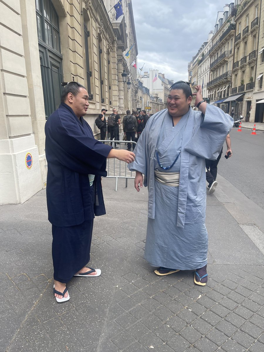 sumokyokai's tweet photo. 【大相撲パリ公演🇫🇷】
横綱 豊昇龍と横綱 大の里
エッフェル塔へ向かう前の街中にて

#sumo #相撲 #パリ公演 #Paris https://t.co/M8600Twc7C