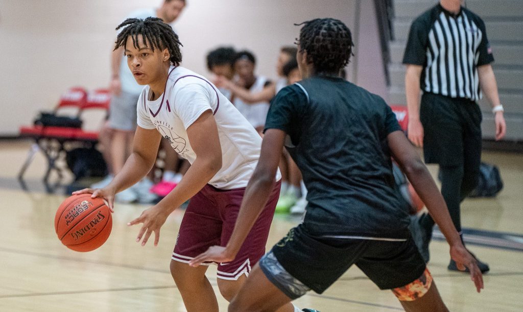 YourSportsEdge1's tweet photo. PHOTOS – Madisonville-North Hopkins vs Russellville at Country Roads Shootout 

https://t.co/qsi8f4qgnE https://t.co/K9dvGwmLyF