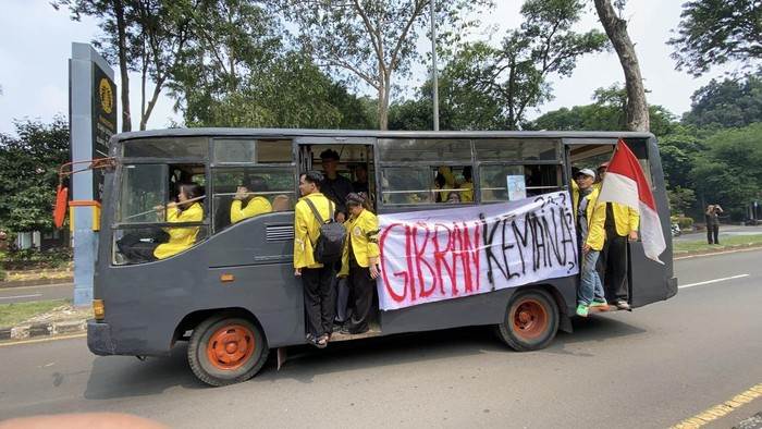 MrJarwork's tweet photo. Gibran dicariin mahasiswa UI yang mau #demo nih https://t.co/a6PLXkslCx