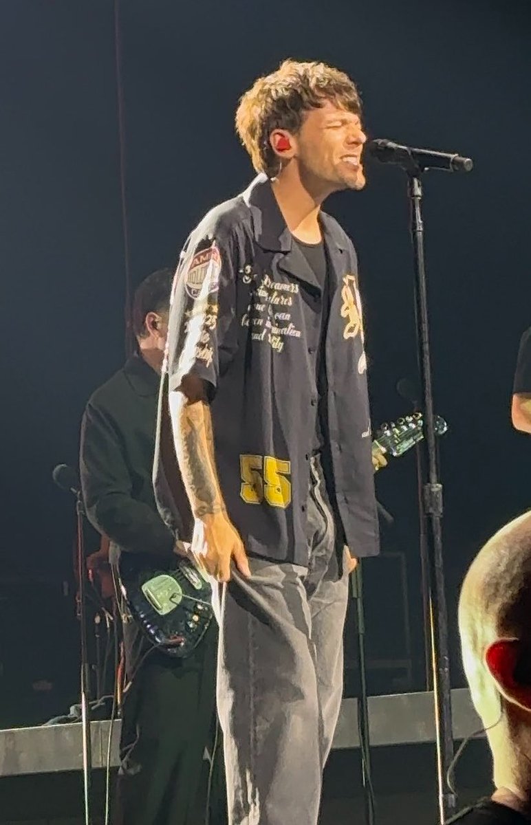 hlupdates_2's tweet photo. Louis wearing AMIRI VARSITY PATCH OVERSIZED CAMP SHIRT

#HDWGHWTLosAngeles
#LouisTomlinson #HDIGH
📸 okaylauren101 https://t.co/jjJZGrGDiZ