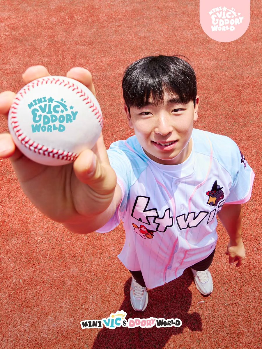 SO9160's tweet photo. 귀여운 유니폼 모델 이강민 준거 진짜 감다살이고 조으넼ㅋㅋㅋ https://t.co/92049OOzB9