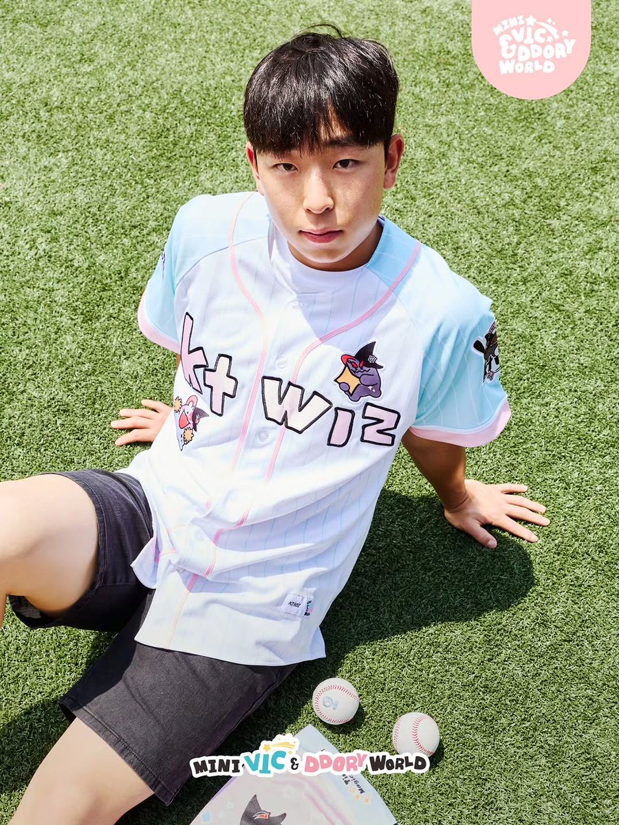 SO9160's tweet photo. 귀여운 유니폼 모델 이강민 준거 진짜 감다살이고 조으넼ㅋㅋㅋ https://t.co/92049OOzB9