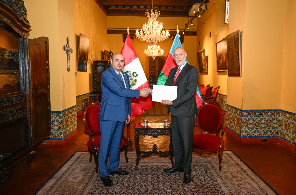 AzDipPeru's tweet photo. 📸Bu səhər Peru Xarici İşlər Nazirliyinin Dövlət Protokolu və Mərasimlər idarəsinin rəisi Eduardo Migel Hilarion Peres del Solar Marsenaro, Azərbaycan Respublikasının Peruya təyin olunmuş Səfiri Seymur Fətəliyevin etimadnaməsinin surətini qəbul etdi. 
🇵🇪🤝🇦🇿

📸Esta mañana, el Director general de la Dirección General de Protocolo y Ceremonial del Estado del Ministerio de Relaciones Exteriores del Perú, Eduardo Miguel Hilarión Pérez Del Solar Marcenaro, recibió las copias de las Cartas Credenciales del Embajador designado de la República de Azerbaiyán en Perú, Seymur Fataliyev.
🇵🇪🤝🇦🇿

@AzerbaijanMFA 
@Aykhanh 
@CancilleriaPeru 
@AzEmbMex