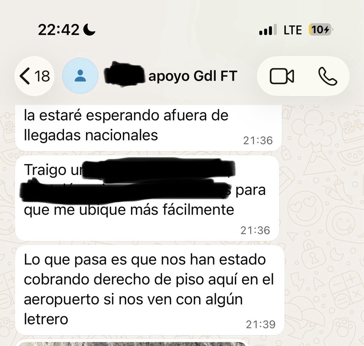 B_Estefan's tweet photo. 🔴Acabo de aterrizar en Guadalajara para impartir una conferencia.

La persona que vino por mi al aeropuerto me escribió por WhatsApp para describirme cómo iba vestido. Me explicó que ya no podía llevar un letrero con mi nombre porque últimamente están cobrando derecho de piso a quienes acuden al aeropuerto por pasajeros.

Al salir, no vi ni una sola persona sosteniendo un letrero con un nombre. Vengo a Guadalajara con frecuencia y estoy acostumbrada a ver muchos de esos letreros. Esta vez, ninguno.

Ya de camino al coche, la persona que vino por mí me contó que el problema se ha agravado en las últimas semanas, justo antes del Mundial. Si alguien lleva un letrero o resulta evidente que está prestando un servicio de apoyo o transporte, puede ser seguido hasta el vehículo. Ahí le exigen un pago: 450 pesos si es un coche y más si se trata de una camioneta.

Es impresionante que en una ciudad de la importancia económica y turística de Guadalajara el fenómeno del cobro de piso haya alcanzado estos niveles.