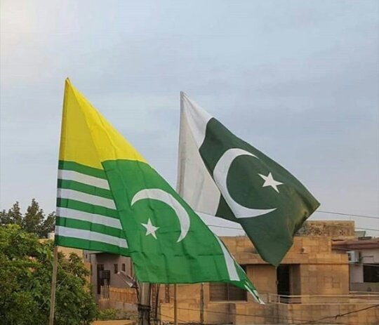 Markhorr313's tweet photo. کالعدم جوائنٹ ایکشن کمیٹی نے اپنے ایک بیان میں پاکستان کو بڑا بھائی اور خود کو چھوٹا بھائی کہا ہے ۔ 

لیکن ساتھ ہی پاکستان سے بغاوت کا عندیہ دیا ہے ۔ 

ساتھ ہی وہ سب کر گزرنے کی دھمکی بھی دی ہے جو بڑے سے بڑا دشمن یعنی انڈیا بھی نہیں کرسکا ۔

کالعدم ایکشن کمیٹی کو یاد رکھنا چاہیے کہ پاکستان صرف آزاد کشمیر کا بڑا بھائی نہیں ہے بلکہ پاکستان مقبوضہ جموں و کشمیر کا بھی بڑا بھائی ہے ۔ 

پاکستان کیلئے 22 لاکھ آزاد کشمیری اور 25 لاکھ مقبوضہ جموں و کشمیر کے کشمیری مہاجرین ایک برابر ہیں ۔

کالعدم ایکشن کمیٹی کے اپنے ہی الفاظ پر غور کرے 

کیا وہ اپنے سگے بھائی مقبوضہ کشمیر والوں کی حق تلفی نہیں کررہے ۔ 

کیا وہ ان سے ووٹ ، نمائندگی اور کشمیریت کا حق نہیں چھین رہے ۔ 

پاکستان کو اگر بڑا بھائی مانتے ہیں تو پھر پاکستان بڑے بھائی کے طور پر اپنے دونوں چھوٹے بھائیوں میں انصاف کرے گا ۔ 

12 نشستیں آپ کے ہی سگے بھائی مقبوضہ کشمیر کا حق ہیں لیکن آپ وہ حق ہڑپ کرنا چاہتے ہیں ۔ 

پاکستان کیلئے آزاد جموں و کشمیر اور مقبوضہ جموں و کشمیر ایک برابر ہیں ۔ دونوں ہی جان کے ٹکڑے ہیں ۔ دونوں ہی سر آنکھوں پر ہیں ۔ دونوں ہی ہمارے ماتھے کا جھومر ہیں ۔ 

اور سب سے اہم : پاکستان کیلئے کشمیر ایک ہی ہے ۔ اس پار بھی اُس پار بھی ۔ پاکستان اس پار اور اُس پار کو ایک ہی نظر سے دیکھتا ہے ۔ پاکستان کشمیریوں میں تفریق نہیں کرتا ۔

لیکن کالعدم ایکشن کمیٹی تفریق کررہی ہے ۔ مقبوضہ کشمیر کا حق ہڑپ کرنا چاہتی ہے اور بطور بڑا بھائی پاکستان یہ نہیں کرسکتا ۔ البتہ آزاد جموں و کشمیر کی قانون ساز اسمبلی چاہے تو یہ حق تلفی کرلے ۔ لیکن مقبوضہ کشمیر کے خلاف پاکستان سے ایسے ظالمانہ اقدام کی توقع بالکل نہ رکھیں ۔