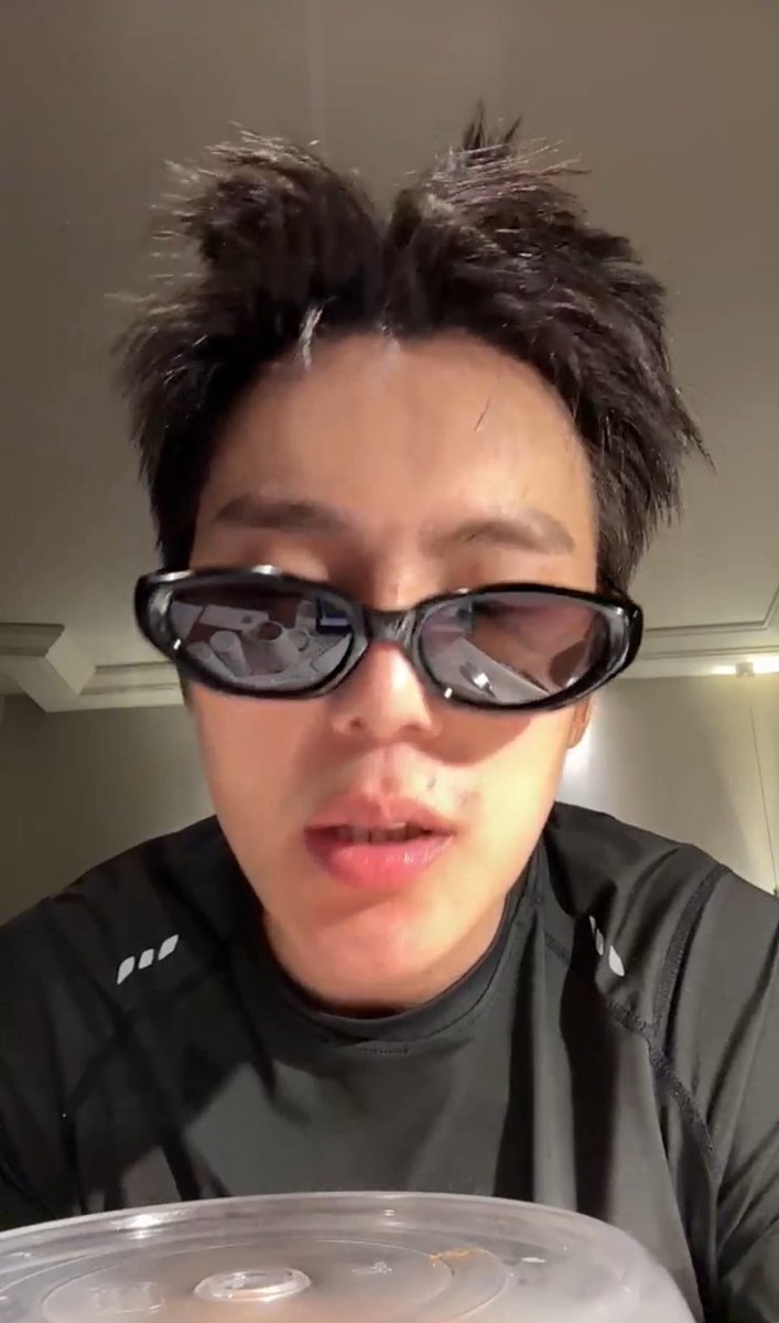 sambakjaa's tweet photo. mbb: it’s a pineapple
🐶: thank you~

????? 😅😂 https://t.co/QTRdD0zYn5