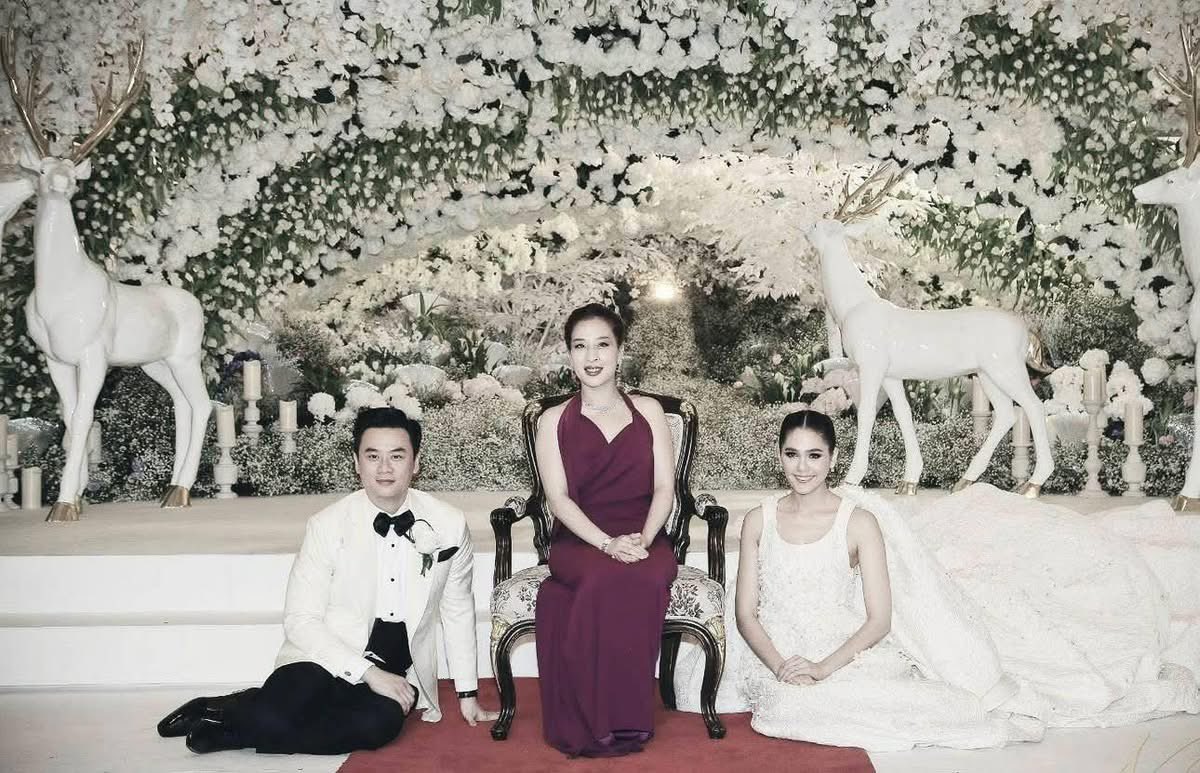 Skyboyz15's tweet photo. ￼“ชมพู่ อารยา” น้อมรำลึกในพระกรุณาธิคุณ โพสต์ภาพ เมื่อครั้ง “พระองค์ภา” เสด็จในงาน พิธีฉลองมงคลสมรส  🤍🤍
#องค์ภา #เจ้าฟ้าพัชรกิติยาภา #ชมพู่อารยา https://t.co/8hrVLdlOgE