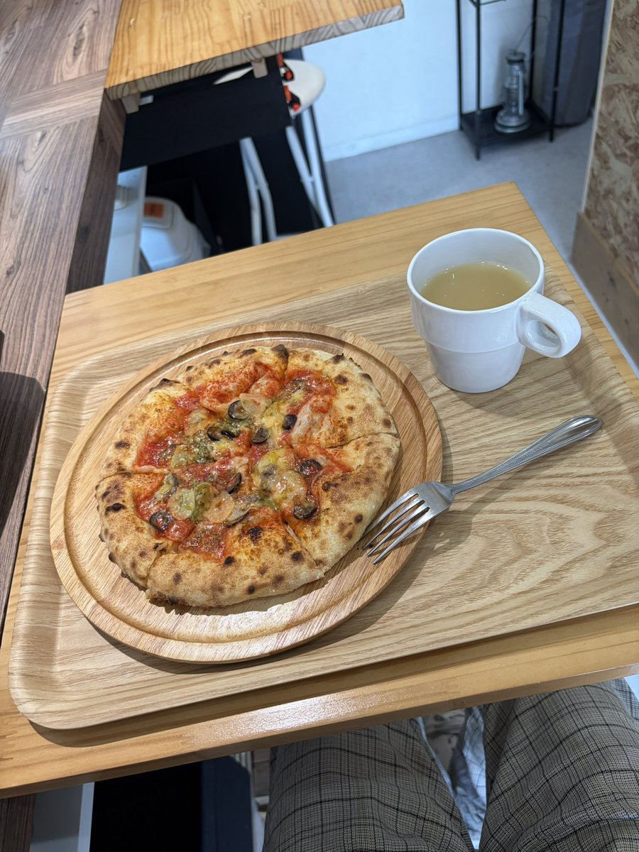 shaton3012's tweet photo. デザインを担当したピザ屋さんへ、ようやく伺えました。

外看板、入口グラフィック、暖簾、メニューパネル、店内メニュー看板まで、店舗まわりのビジュアル一式を制作。

シンプルで伝わりやすい店舗サインやメニューまわりのデザインが得意です。

ピザももちもちでおいしかった！ https://t.co/WVfl5fjLyc