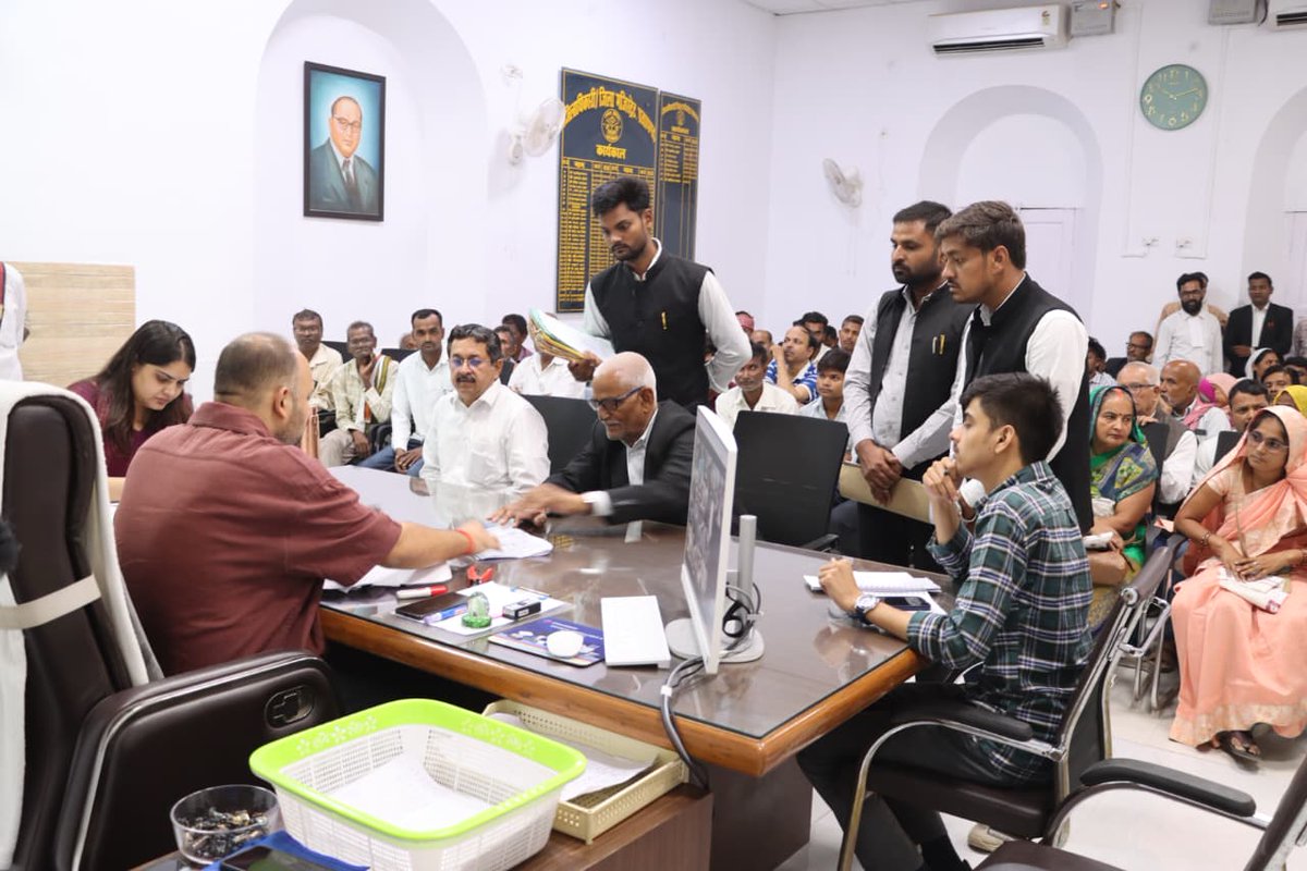 dmpratapgarh's tweet photo. आज दिनांक 12.06.2026 को कलेक्ट्रेट जनता दर्शन में आये हुये समस्त शिकायतकर्ताओं की समस्याओं को सुना गया तथा गुणवत्तापूर्ण एवं समयबद्ध निस्तारण हेतु संबंधित विभाग के अधिकारियों को निर्देश दिये गये।
@InfoDeptUP
@CommissionerPrg https://t.co/XUiyAhNaex